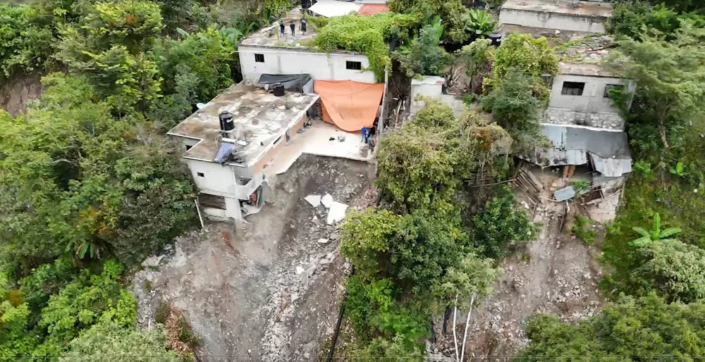 Viviendas de comunidades de Pahuatlán quedaron destrozadas y al borde del barranco.