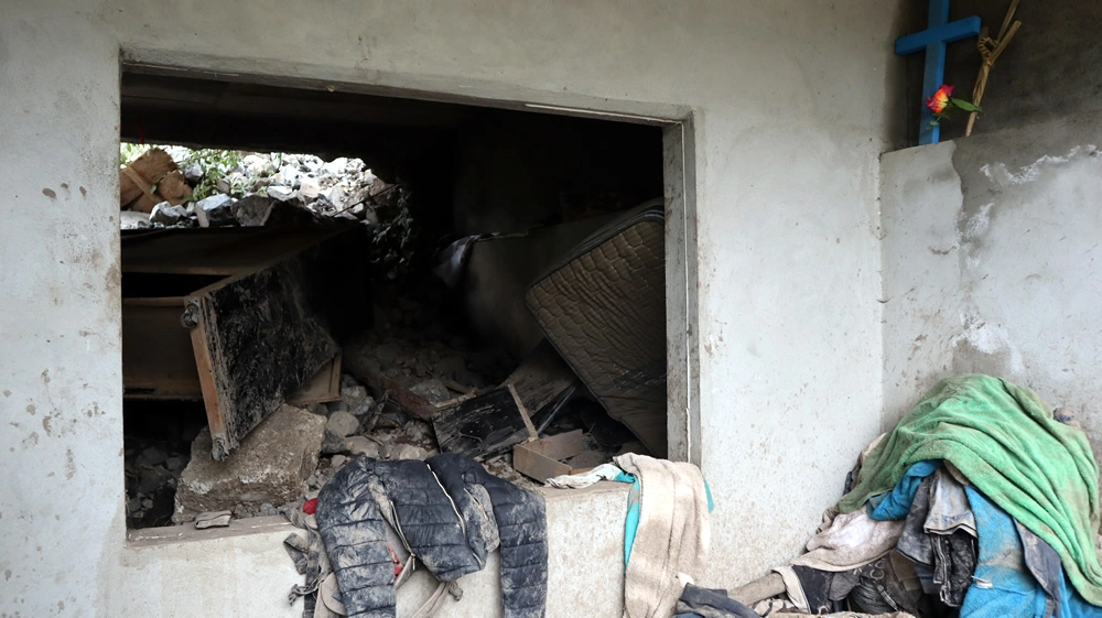 Vivienda sepultada por un alud de piedras y lodo