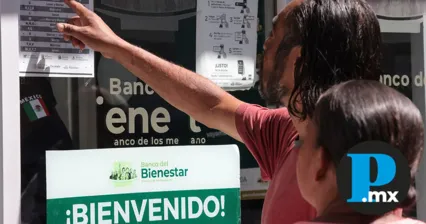 El dinero se deposita en la tarjeta del Banco del Bienestar, que puede usarse para retirar efectivo o hacer compras 