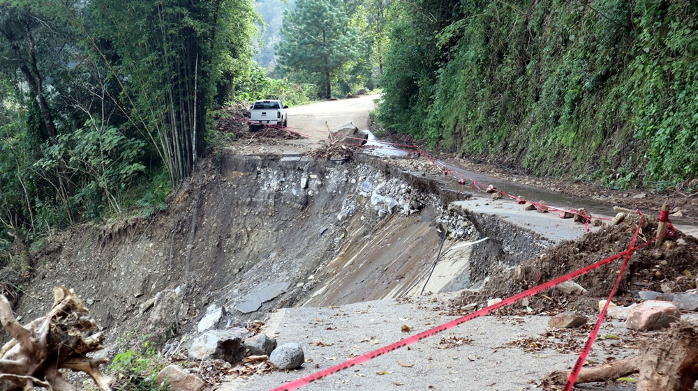 Uno de los tramos más dañados en la principal vía de acceso a Pahuatlán
