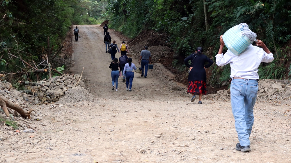 Con bultos y mochilas las personas sortean la dificultad de los caminos