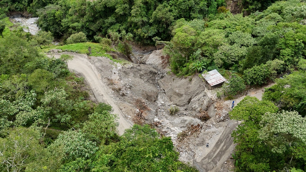 Diversos puntos de la carretera principal, sufren daños severos