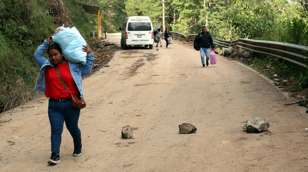 Decenas de personas llegan al tramo dañado para caminar y continuar su camino en otro transporte público