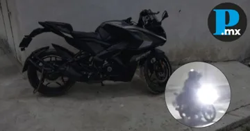 Dos sujetos fueron captados robando una motocicleta Bajaj en la colonia Universidades.