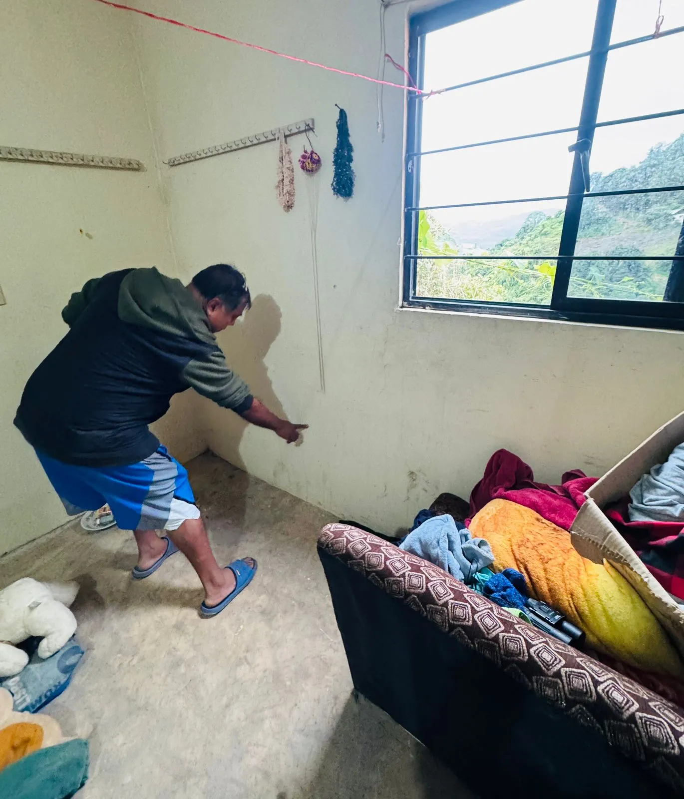 El señor Chochimilco muestra las cuarteaduras que se hicieron en su casa.