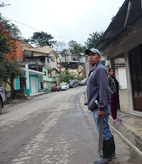 Mariano, con el machete en mano, cuenta cómo logró salir de su casa.