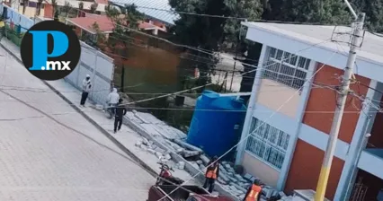 Fuertes vientos tiran barda en primaria de Tepeaca; no hubo heridos