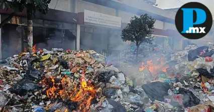Trabajadores de limpia realizan protesta con quema de basura en CDMX