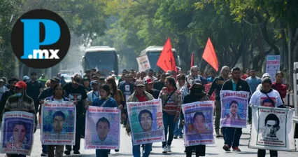 A 11 a&ntilde;os, familiares de los 43 de Ayotzinapa marchan para sostener la fe