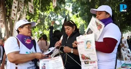 Familias de desaparecidos retiran fichas del &Aacute;rbol de la Esperanza en Puebla