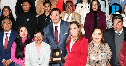 BUAP reconoce a Alejandro Armenta en el 67 aniversario de Administraci&oacute;n