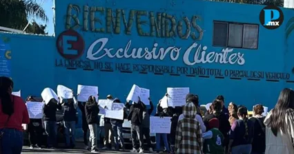 Sospecha de sarampi&oacute;n desata protesta afuera de balneario en Cholula