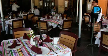 Restaurantes del centro hist&oacute;rico reportan una caida de 50% en el consumo; esperan repunte en febrero.