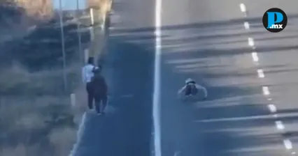 &iexcl;El gym le qued&oacute; chico! Hombre hace lagartijas en la V&iacute;a Atlixc&aacute;yotl