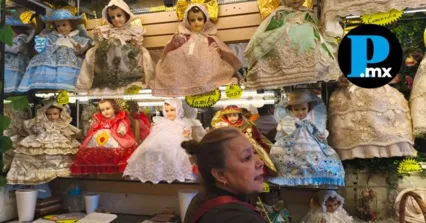 Venta de vestuarios del Ni&ntilde;o Dios en el Centro Hist&oacute;rico de Puebla durante la temporada de presentaci&oacute;n en iglesias.