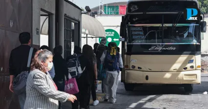 Falta de transporte satura paraderos; Directo Cholula opera casi sin unidades