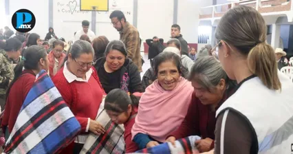 Se entregaron 250 frazadas recicladas a familias de Cuautempan