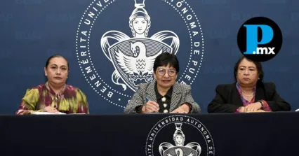 Representantes institucionales y sindicales durante la firma del convenio laboral que beneficia a los trabajadores no acad&eacute;micos.