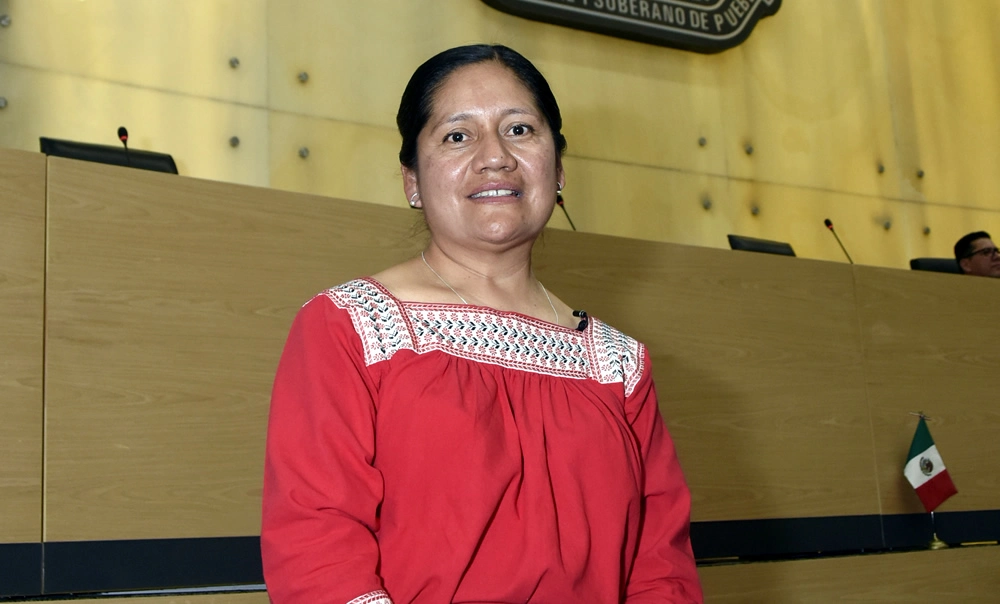 María Elena Hernández Hernández, académica de la Facultad de Medicina de la BUAP, recibió la Medalla al Mérito Mujer Indígena 2025, en la categoría de Investigación en Ciencia Básica y Humanidades, otorgada por el H. Congreso del Estado de Puebla