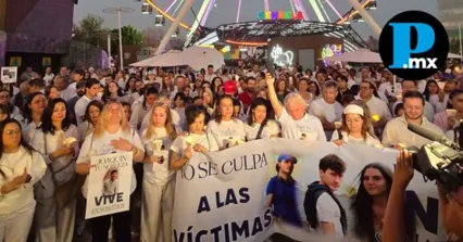 Familiares y ciudadanos realizaron una "Gran Cadena por la Paz" frente a la Estrella de Puebla, exigiendo justicia por los j&oacute;venes asesinados en Angel&oacute;polis.