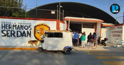 Madres y padres de familia piden destituir a maestro y director de la primaria Hermanos Serd&aacute;n