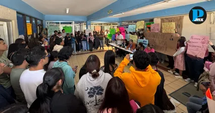 La comunidad de la UPN 211 Puebla protest&oacute; por la salida sin justificaci&oacute;n de su director