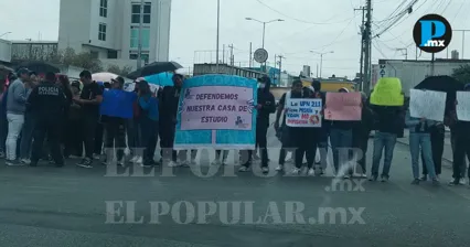  Estudiantes y docentes de la UPN 211 Puebla bloquearon la 16 de Septiembre y Perif&eacute;rico Ecol&oacute;gico