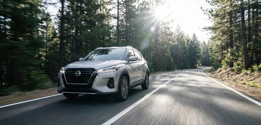 Camioneta suv manejando bosque carretera