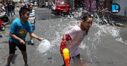 Esto significa mojarse en S&aacute;bado de Gloria en M&eacute;xico