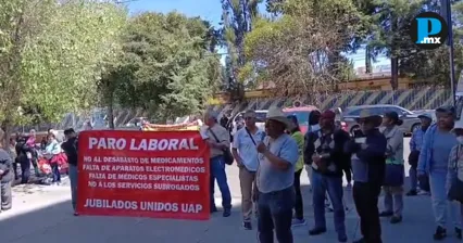 Jubilados BUAP bloquean 31 Poniente; exigen pagos pendientes y atenci&oacute;n m&eacute;dica