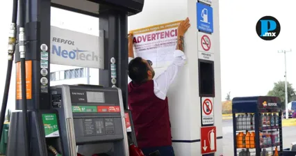 Lonas de Profeco advierten a consumidores sobre gasolineras con precios elevados en Puebla y otros estados del pa&iacute;s.