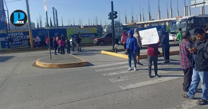 Familias bloquean la 11 Sur por presunto acoso en primaria de San Bernab&eacute;