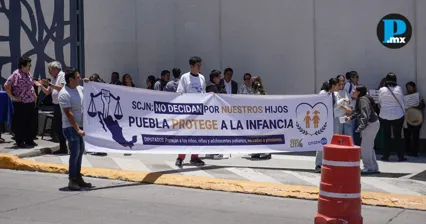 Colectivos entregan 17 mil firmas contra infancias trans en el Congreso de Puebla