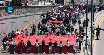 Normalistas llegan a Casa Aguayo para exigir justicia y cumplimiento de acuerdos