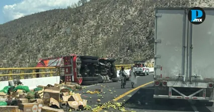 Tragedia en la Cuacnopalan-Oaxaca: torton vuelca sobre puente Calapa
