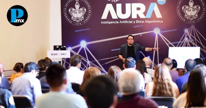El periodista y acad&eacute;mico Luis Mart&iacute;nez &Aacute;lvarez durante la ponencia sobre el uso &eacute;tico y los retos de la Inteligencia Artificial en el periodismo local, celebrada en la BUAP.