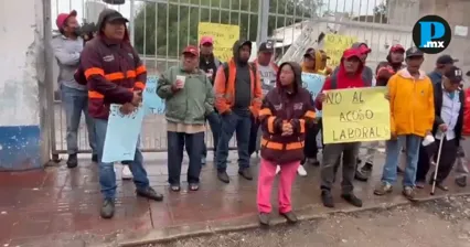 Protestan trabajadores de limpia contra subdirector en Acatl&aacute;n de Osorio