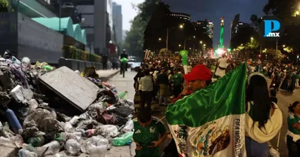 Cuadrillas de limpieza realizaron trabajos de recolecci&oacute;n de residuos en Paseo de la Reforma tras los festejos por la victoria de M&eacute;xico en la Copa Mundial 2026.