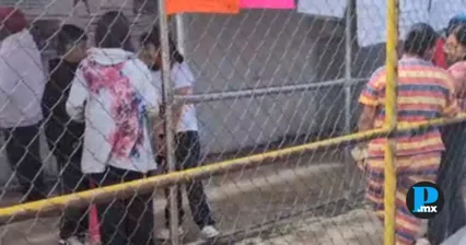 Padres bloquean primaria de Puebla tras denuncia de maestra