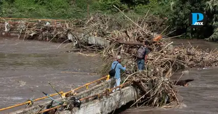 Trabajadores desaf&iacute;an crecida del R&iacute;o Atoyac para llegar a sus empleos
