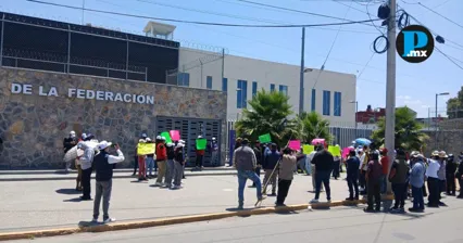 La Asamblea Nacional por el Agua, la Vida y el Territorio denunci&oacute; la presencia de un grupo de m&aacute;s de 100 personas durante la audiencia de los defensores Renato Romero y Pascual Berm&uacute;dez en Puebla.
