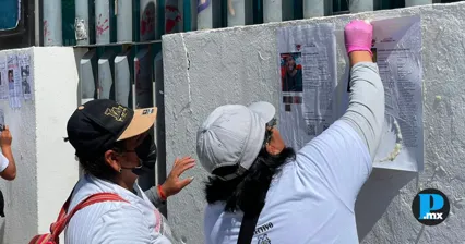 Voz de los Desaparecidos tapiza Bulevar 5 de Mayo con fichas de b&uacute;squeda