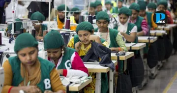 Mujeres laboran en la industria textil, un sector donde persisten brechas de informalidad, ingresos y acceso a derechos laborales, de acuerdo con el informe "Hilando el cambio".