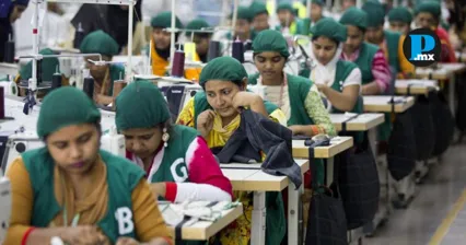 Mujeres laboran en la industria textil, un sector donde persisten brechas de informalidad, ingresos y acceso a derechos laborales, de acuerdo con el informe "Hilando el cambio".