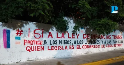 Activistas LGBT denuncian mensajes transf&oacute;bicos frente al Congreso de Puebla
