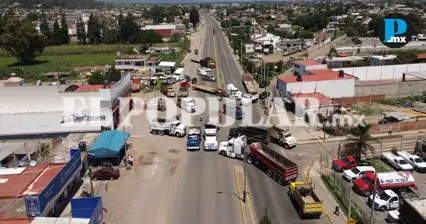 Transportistas bloquean la carretera a Huejotzingo para pedir un freno a la inseguridad