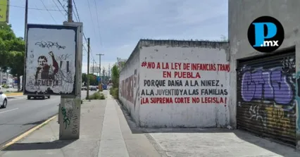 Nuevas pintas con mensajes en contra de las infancias trans aparecieron en la colonia Adolfo L&oacute;pez Mateos en la capital poblana.