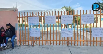 Padres de familia bloquean primaria de Tlachichuca para exigir plantilla completa