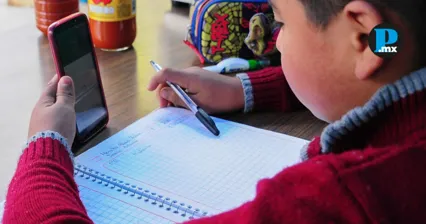 "No basta quitar celulares en escuelas", organizaciones exigen regular redes sociales