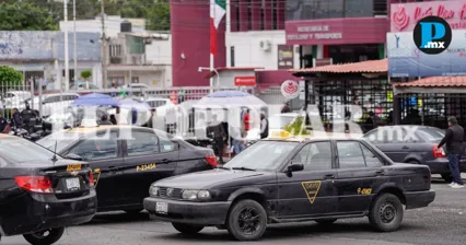 Taxistas independientes protestan ante la SMT por el Perif&eacute;rico